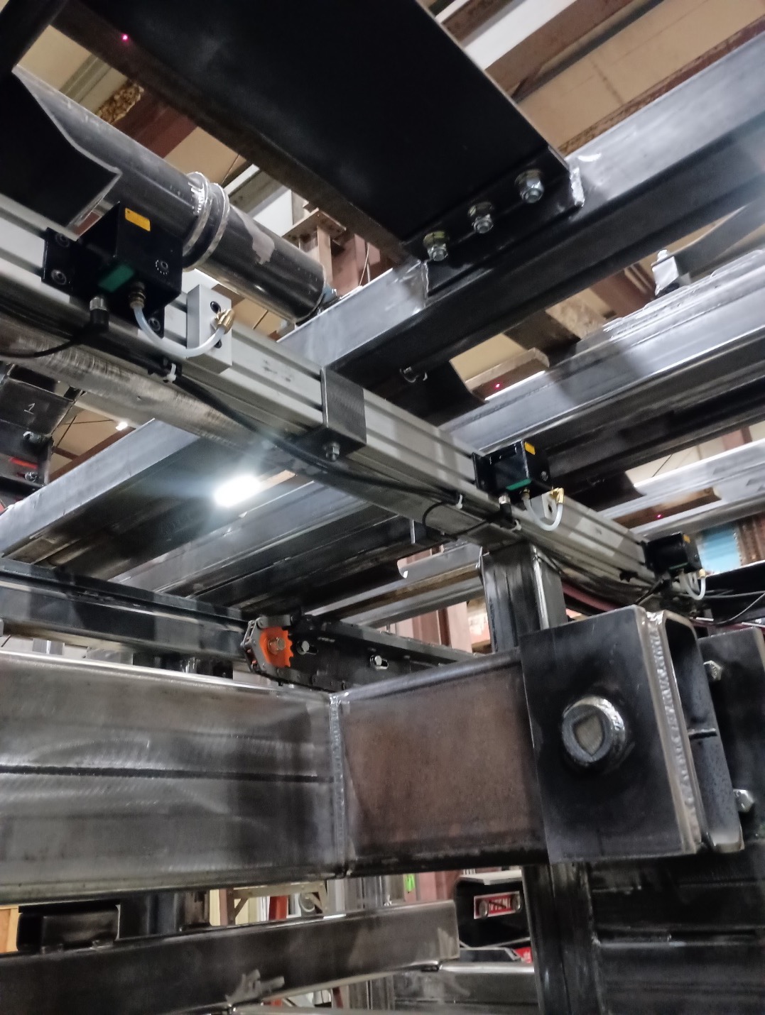 Stick-in-Pan Detection air manifold and IO-Link laser sensors